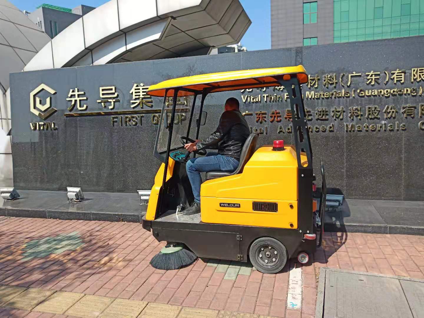 Ride-on sweeper